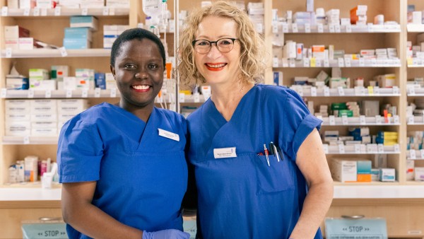 Zwei Krankenschwester im Medikamentenraum