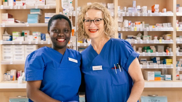 Zwei Krankenschwester im Medikamentenraum