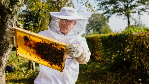 Gründer Schimanski mit Bienen