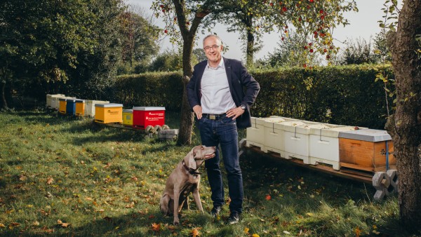 Dieter Schimanski with dog and bees