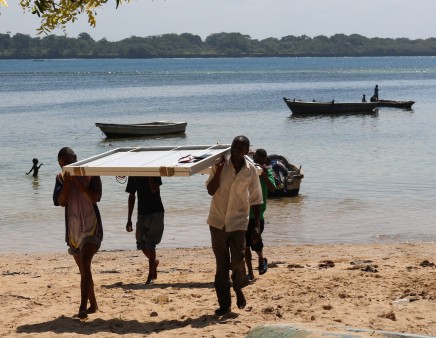 Auslieferung der Solarpanels in Kenia