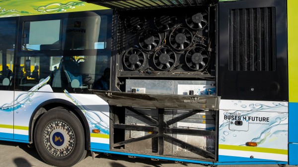 Ein Blick in den Motor eines Buses mit Brennstoffzelle