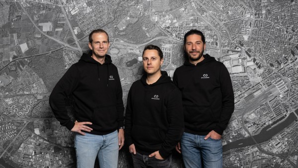 Portrait of the three founders wearing hoodies with Circunomics logo