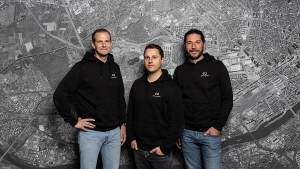 Portrait of the three founders wearing hoodies with Circunomics logo