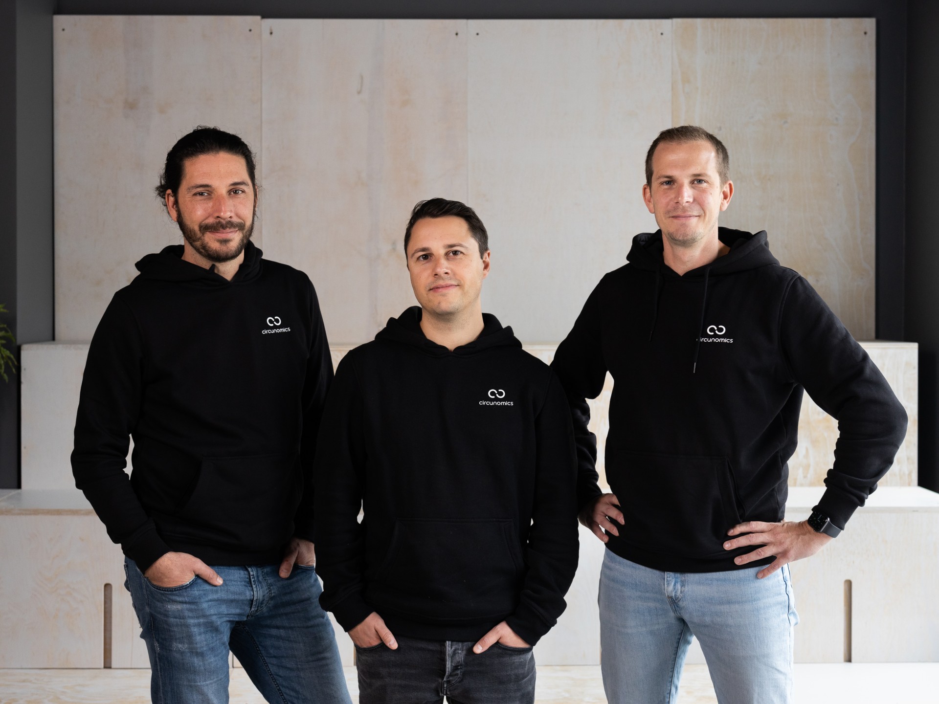 Portrait of the three founders wearing hoodies with Circunomics logo