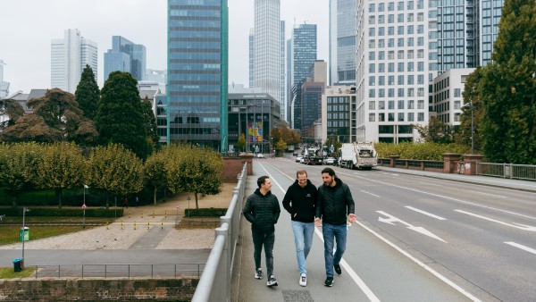 Die drei Gründer von Circunomics laufen eine Straße entlang