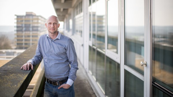 VMRay-Geschäftsführer Carsten Willems auf dem Balkon