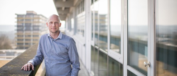 VMRay-Geschäftsführer Carsten Willems auf dem Balkon