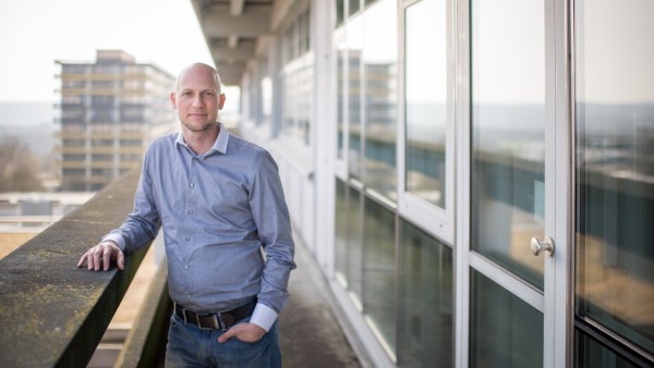 VMRay-Geschäftsführer Carsten Willems auf dem Balkon