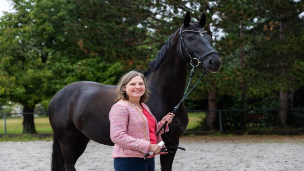 Die Gründerin von Doderm mit einem Pferd