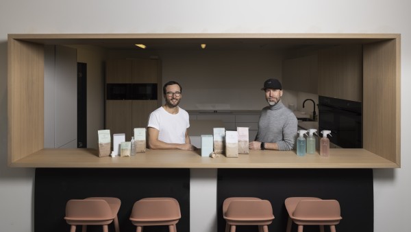The two founders stand behind a counter on which the everdrop products are displayed.