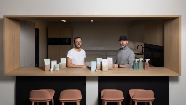 The two founders stand behind a counter on which the everdrop products are displayed.