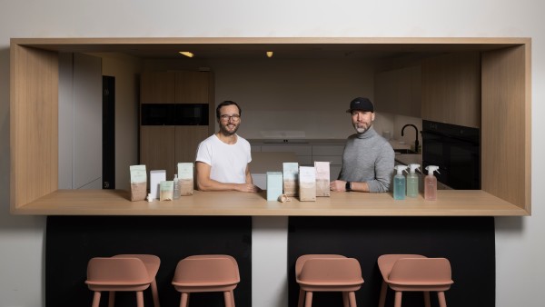 The two founders stand behind a counter on which the everdrop products are displayed.