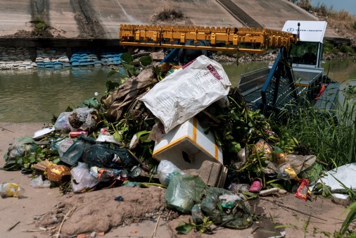 Plastik Müll wird vom Schiff entladen