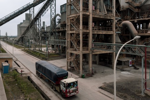 LKW fährt durch ein Industriebiet