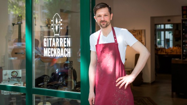 Martin Meckbach steht im Türrahmen seines Gitarrenladens