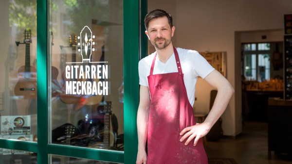 Martin Meckbach steht im Türrahmen seines Gitarrenladens