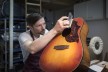 Gitarrenbauer Martin Meckbach arbeitet konzentriert an einem Gitarrenkorpus