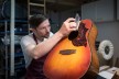 Gitarrenbauer Martin Meckbach arbeitet konzentriert an einem Gitarrenkorpus