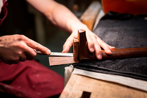 Martin Meckbach bearbeitet einen abgebauten Gitarrenhals