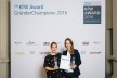 Jana Tepe und Anna Kaiser von Tandemploy mit ihren GründerChampions-Trophaen