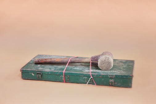 Hammer mit Ratschenkoffer: ein Fundstück im Fundbüro des Flughafens Frankfurt