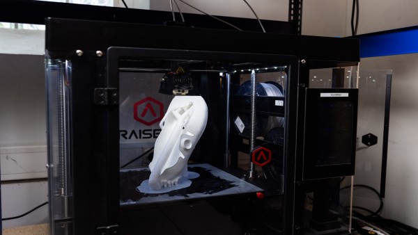 Ein 3D-Drucker stellt Schuh her.