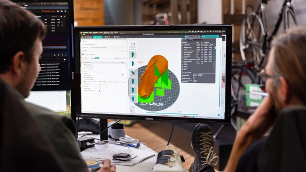 Der 3D-Druck wird mittels Computer-Programm überwacht.