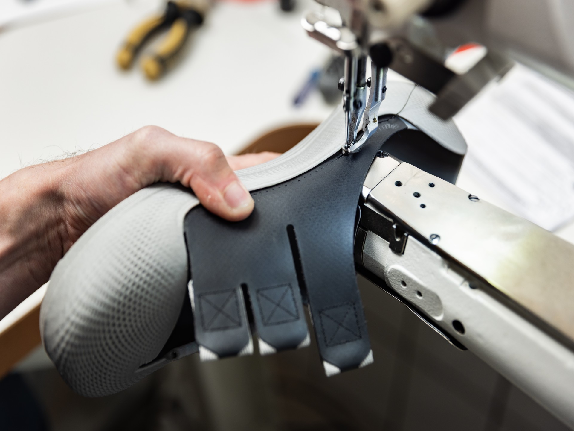 Die Außenhülle aus thermoplastischem Polypropylen wird zugeschnitten.