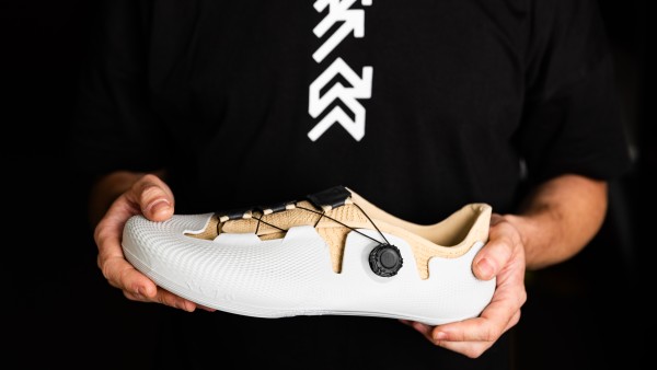 Die Gründerin von HEZO präsentiert einen weißen Rennradschuh