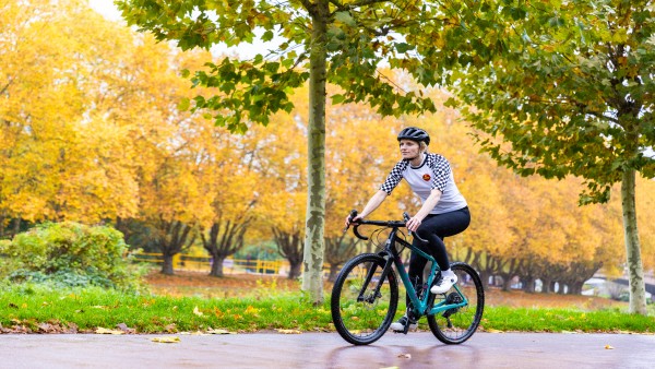 Helen Wiehr mit Hezo Schuhen auf einem Rennrad