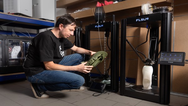 Ein HEZO Mitarbeiter überwacht die Herstellung durch einen 3D-Drucker.