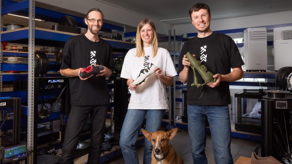 Die Geschäfsführung von Hezo in ihrer Werkstatt