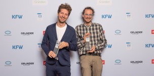 Matthias Röder und Fridolin Pflüger von HolyPoly bei der KfW Award Gründen Preisverleihung 2025.