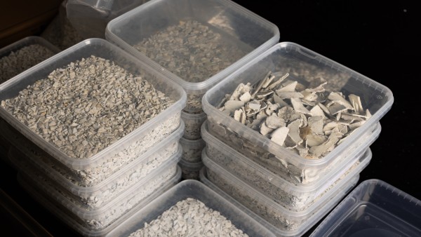 Weißer Altkunststoff in Form von grobem Granulate übrigbleiben, die Rohstoffe für neue Produkte werden.