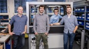 Vier Gründer der Kamedi GmbH in Karlsruhe: Lukas Liedtke, Armin Meyer, Christof Reuter und Stefan Hotz (von links nach rechts). Erfinder des heat it - ein Mückenstichheiler per Smartphone. Gruppenbild an der neuen Montageanlage des heat it.