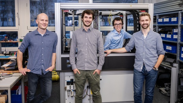 Vier Gründer der Kamedi GmbH in Karlsruhe: Lukas Liedtke, Armin Meyer, Christof Reuter und Stefan Hotz (von links nach rechts). Erfinder des heat it - ein Mückenstichheiler per Smartphone. Gruppenbild an der neuen Montageanlage des heat it.