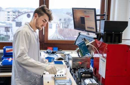 Kamedi GmbH in Karlsruhe, Mario Kürner bei der Montage des heat it - ein Mückenstichheiler per Smartphone