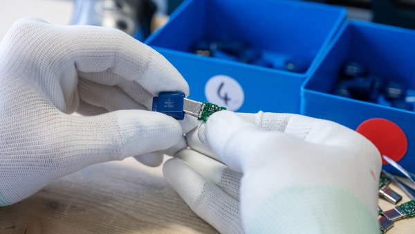 Kamedi GmbH in Karlsruhe, assembly of the heat it - a mosquito bite healer via smartphone