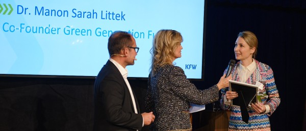 Sarah Littek nimmt Preis auf der Bühne entgegen