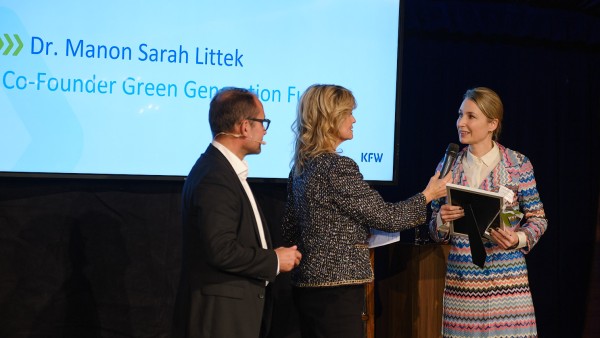Sarah Littek nimmt Preis auf der Bühne entgegen