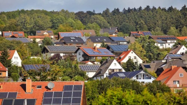 Panoramaaufnahme von mehreren Hausdächern mit Photovoltaikanlagen