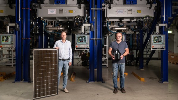 Wolfram Palitzsch und Dr. Ingo Röver (v.l.) Gründer von LuxChemtech posieren mit eine Siliziumblock und einenm Solarpanel