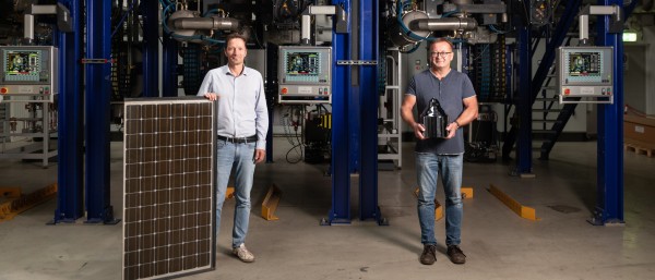 Wolfram Palitzsch und Dr. Ingo Röver (v.l.) Gründer von LuxChemtech posieren mit eine Siliziumblock und einenm Solarpanel