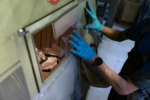 Cleaning of silicon fragments with the help of a sandblasting blower