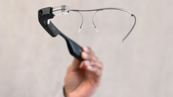 Hand hält Google glasses