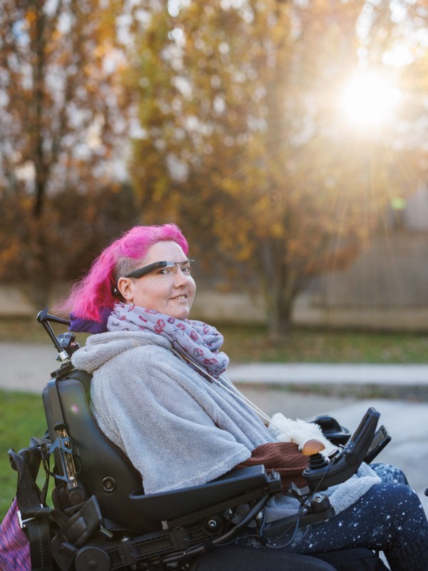 Portrait von Saskia Melches mit Smartglasses