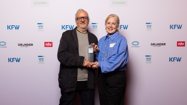 Florian Pfeffer und Friederike Pfeffer von der Firma Ito Ito bei der KfW Award Preisverleihung