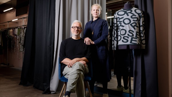 Gründerteam vor Kabine mit Musterware