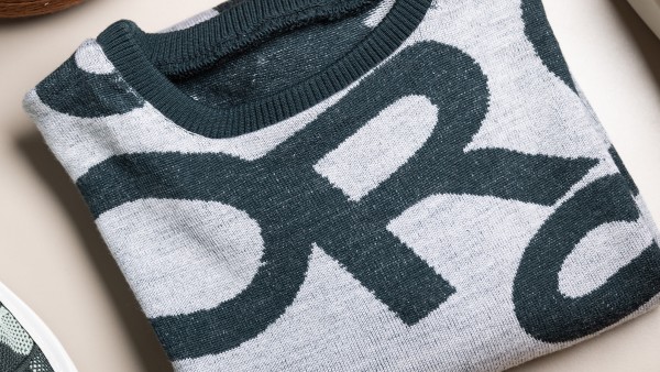 Schuhe und Pullover und Garn von der Firma ito ito